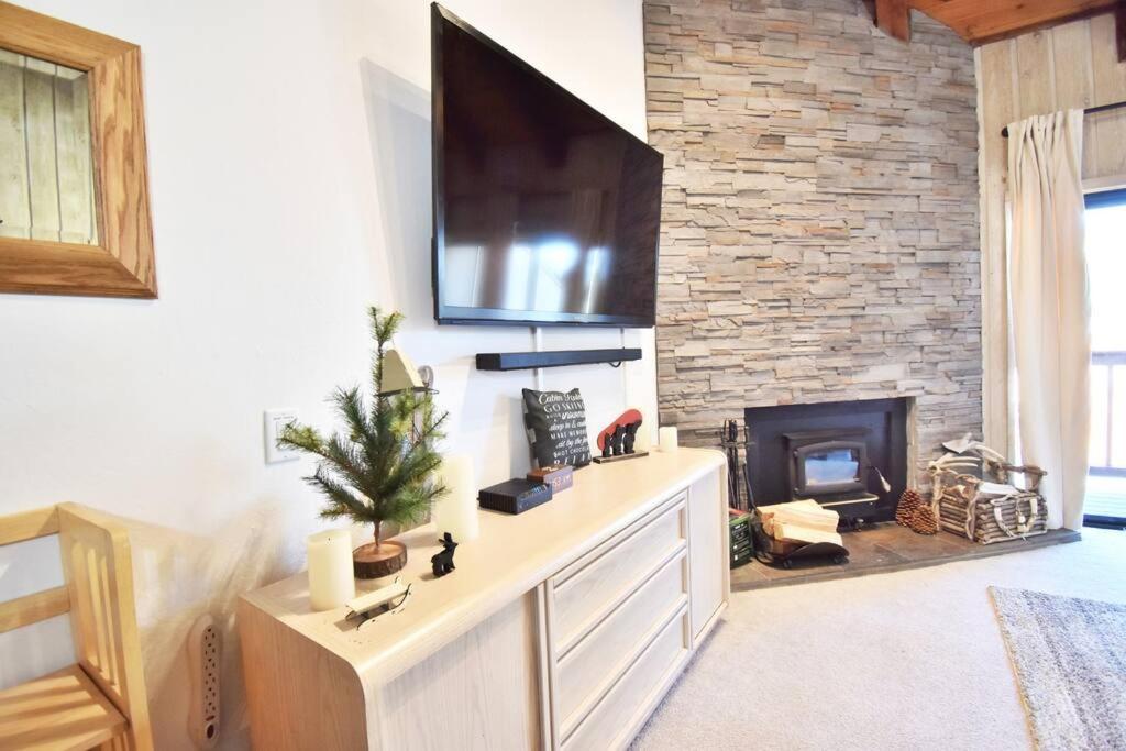 Holiday home Cozy At Canyon Lodge! Sleeps 8, A Walk To Canyon Mammoth Lakes
